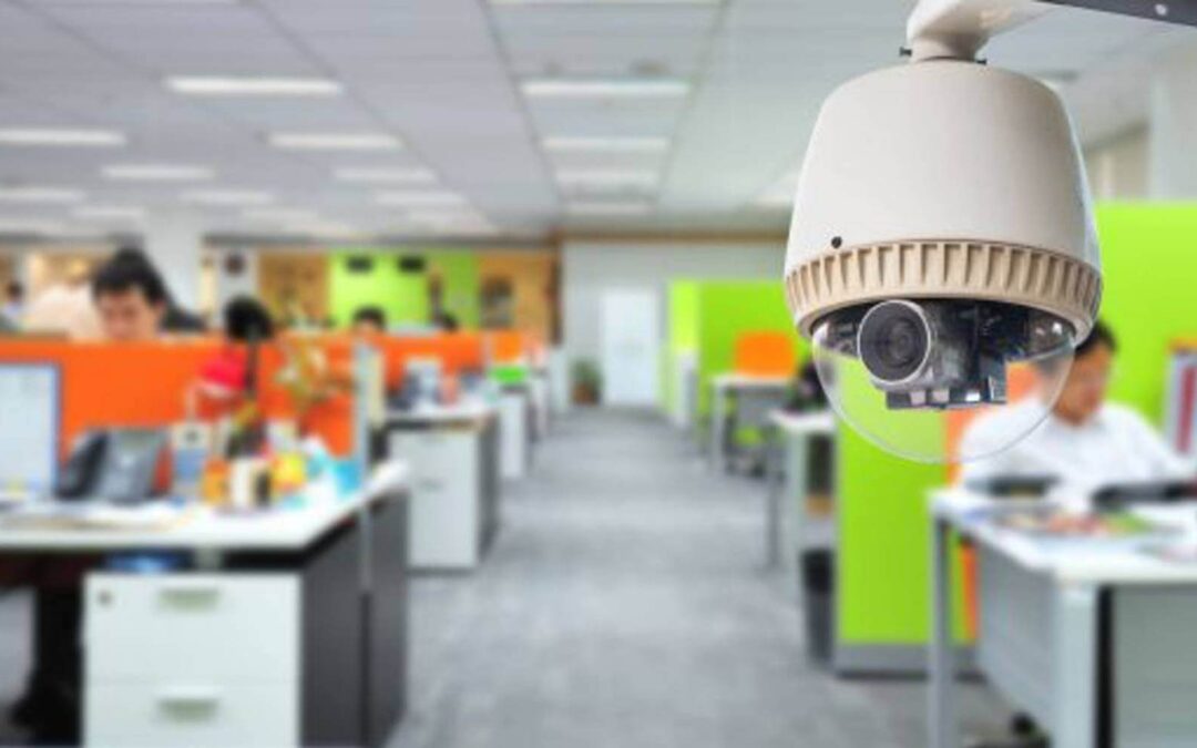 El control laboral con cámaras es legal solo si la empresa informa al empleado