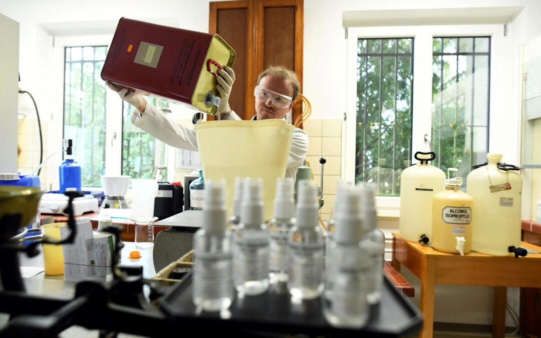 Las farmacias pasan a la acción contra el coronavirus y se lanzan a fabricar gel en sus laboratorios