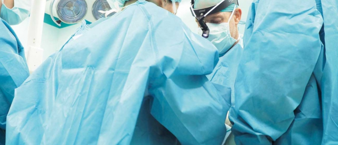 EJASO ETL Global: ¿Qué diferencias normativas existen entre los EPIs y las batas quirúrgicas?